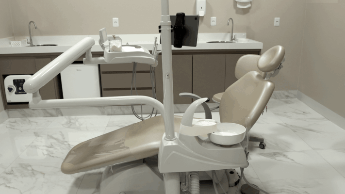 Cadeiras odontológicas em consultório moderno com equipamentos completos e estrutura funcional