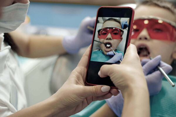 Marketing para consultório odontológico representado por registro fotográfico de atendimento infantil para divulgação profissional