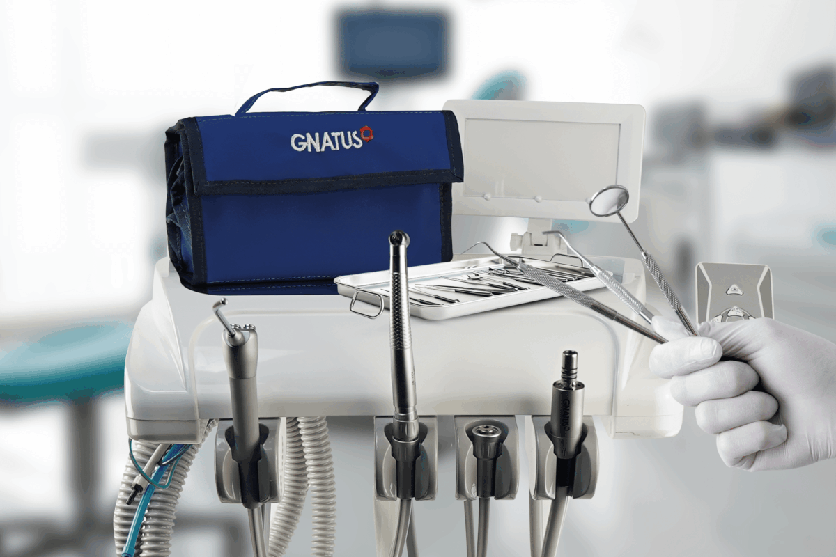 Kit odontológico acadêmico da Gnatus com instrumentos completos para estudantes de odontologia, sobre equipo em ambiente clínico.