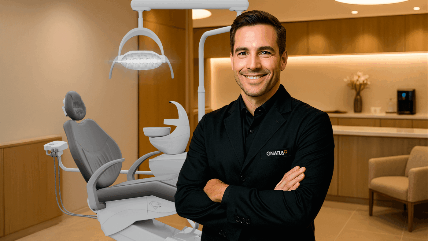 Dentista sorridente em consultório moderno equipado com cadeira odontológica Gnatus, simbolizando sucesso com marketing odontológico.
