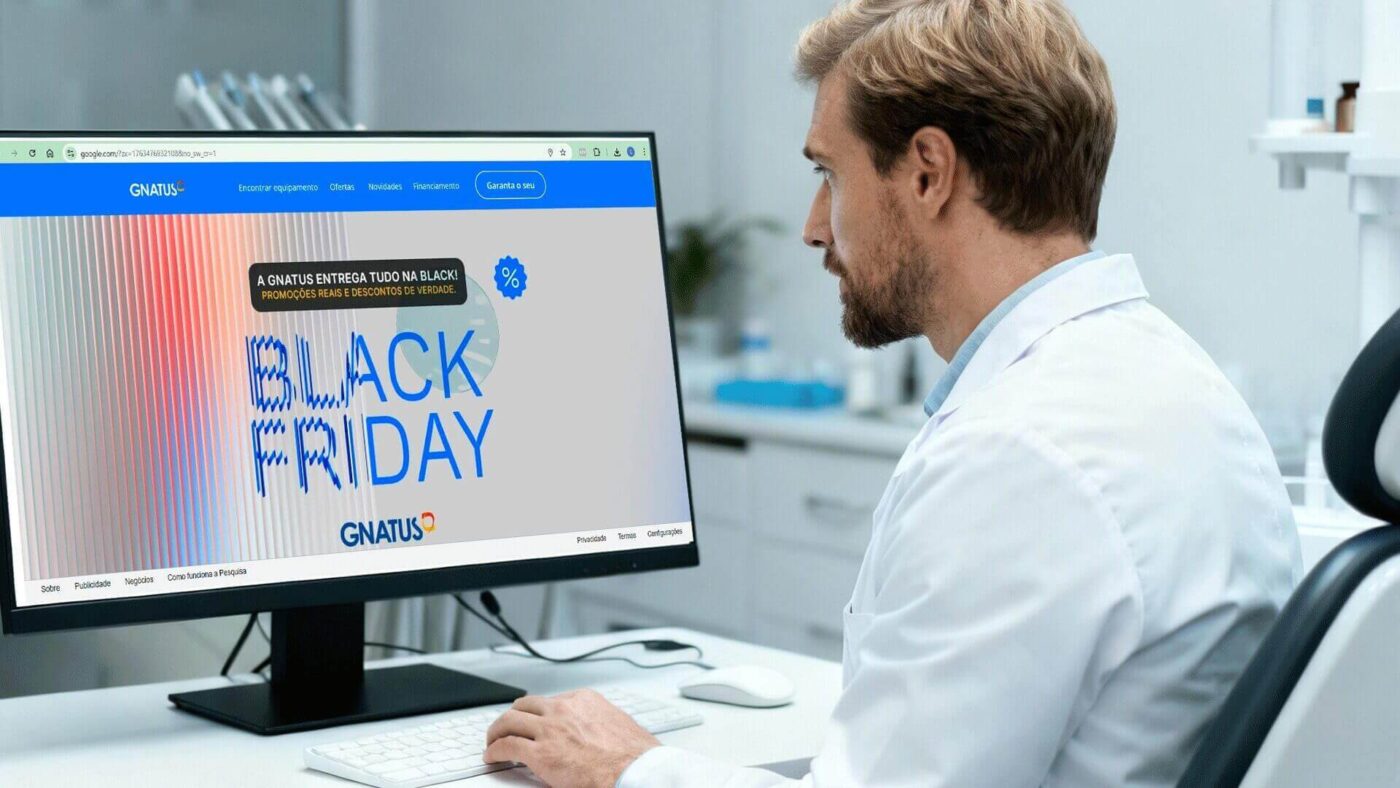 Dentista analisando ofertas de Black Friday da Gnatus no computador para comprar equipamentos odontológicos com desconto.