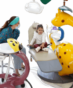 Criança alegre em atendimento Odontopediatrico na cadeira Gzinha Safári em forma de girafa junto com a dentista