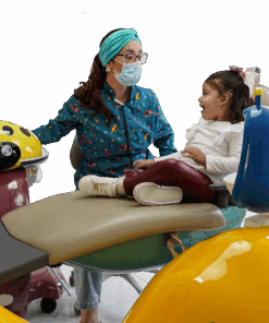 dentista atendendo criança feliz na cadeira odontológica infantil Gzinha Safári Gnatus