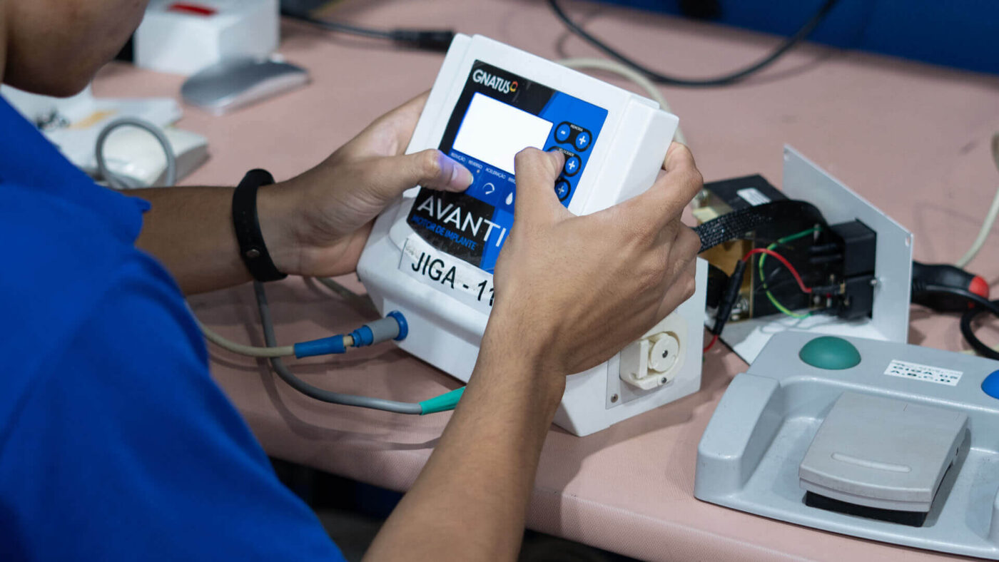 Manutenção de equipamentos odontológicos em 2026: como trocar ou atualizar? equipamentos odontológicos Manutenção preventiva de equipamentos odontológicos em bancada técnica, com ajuste no painel de controle e componentes eletrônicos do aparelho.