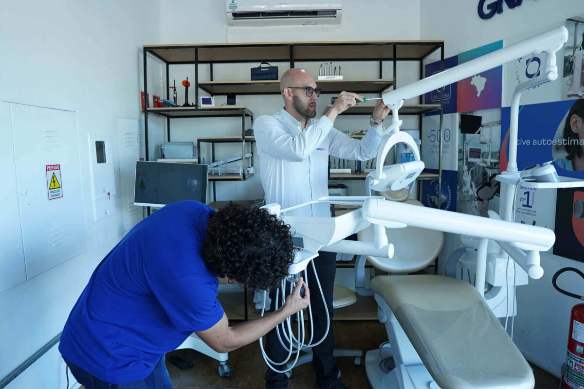 Técnicos realizando manutenção em consultório odontológico com suporte de assistência técnica especializada em equipamentos Gnatus.