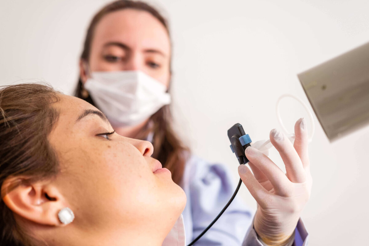 Tecnologia na odontologia com uso de sensor digital intraoral para radiografia odontológica, proporcionando diagnóstico rápido e preciso.