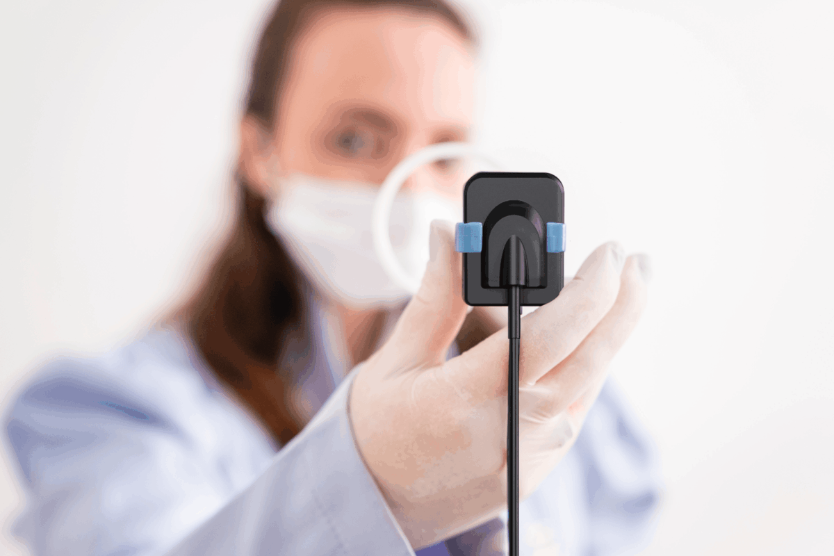 Profissional segurando sensor radiográfico odontológico para realização de exames de imagem em consultório odontológico