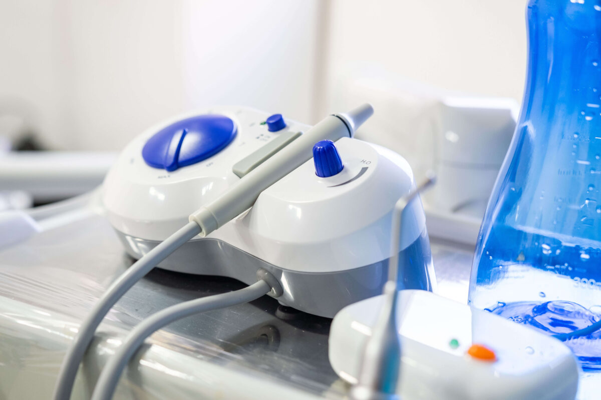 Equipamento de ultrassom odontológico utilizado para remoção de tártaro e limpeza dental profissional em consultório odontológico