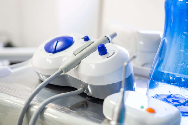 Equipamento de ultrassom odontológico utilizado para remoção de tártaro e limpeza dental profissional em consultório odontológico
