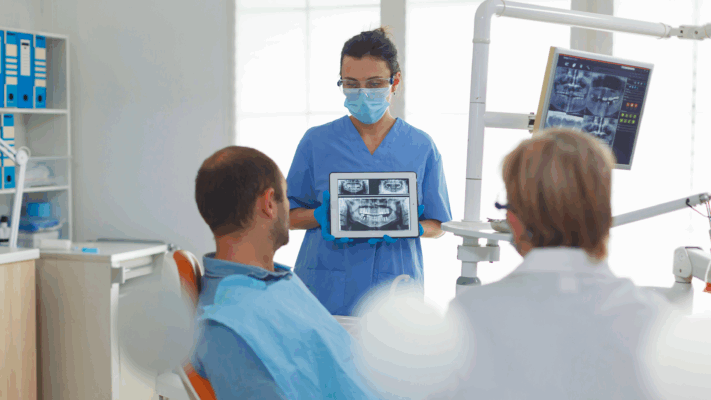 Profissional analisando diagnóstico odontológico como etapa estratégica para crescimento da clínica