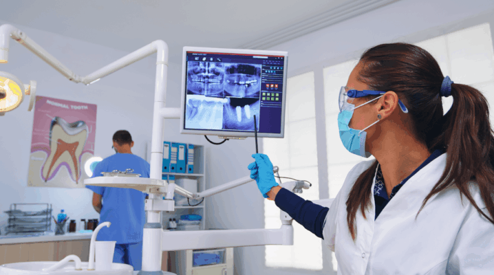 Profissional analisando exame de imagem em clínica odontológica, destacando a importância do diagnóstico para tomada de decisão clínica