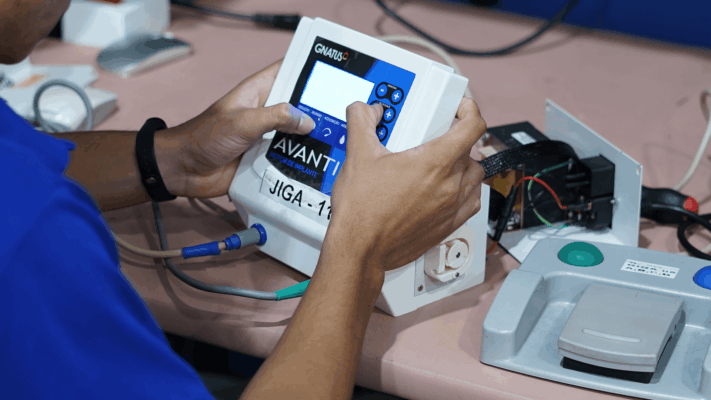Técnico realizando manutenção de equipamentos odontológicos em aparelho da Gnatus durante procedimento de assistência técnica.