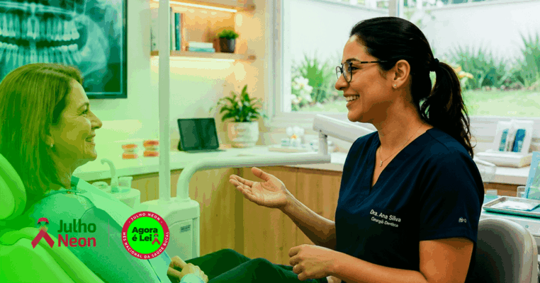 Dentista conversa com paciente durante ação do Julho Neon sobre como administrar um consultório odontológico e apoiar campanhas de prevenção.